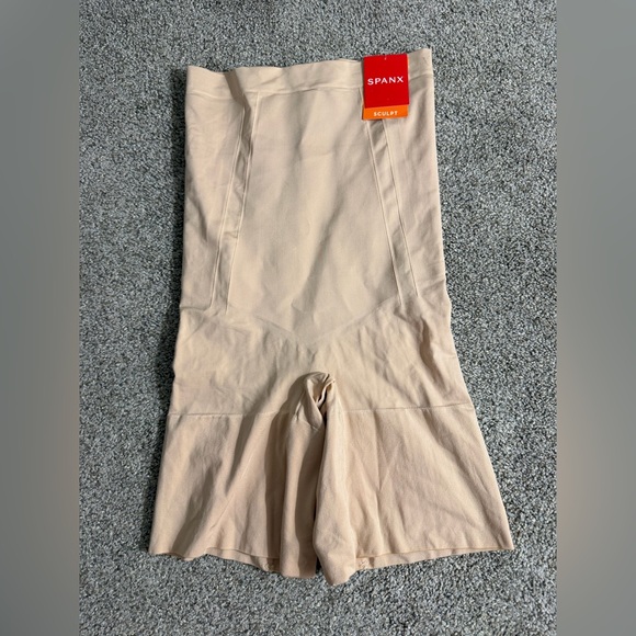 NWT SPANXsculpt OnCore High-Waisted Mid-Thigh Short in Oat Size Medium Shapewear - Picture 3 of 13